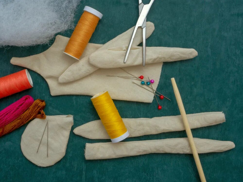 How to make dolls. How to make dolls. Кукла из ткани своими руками для детей. Волосы для куклы из пряжи. Платья для кукол.