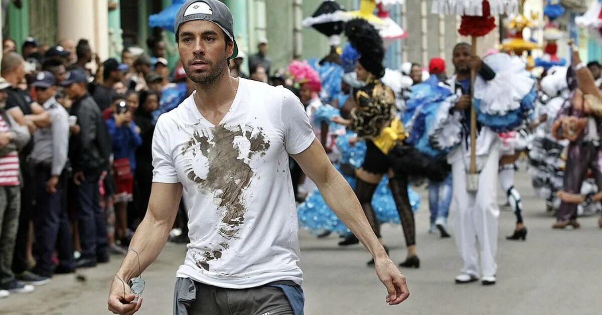 Enrique iglesias subeme radio. Девушка из subeme la radio.