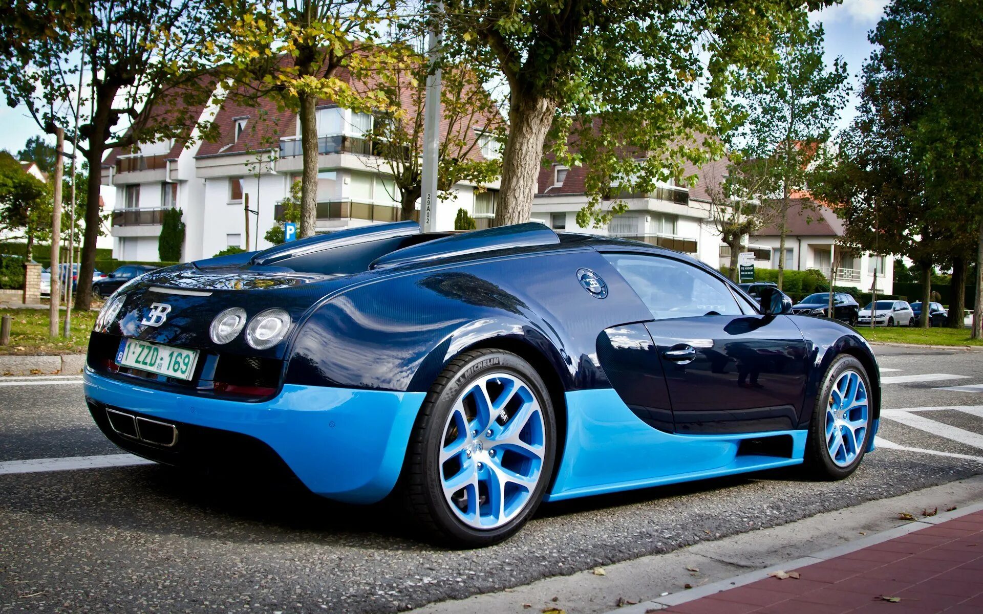 Маленькая синяя машина. Бугатти Вейрон голубая. Бугатти Вейрон черно голубая. Bugatti Veyron Grand Sport Vitesse. Бугатти Вейрон 2014.