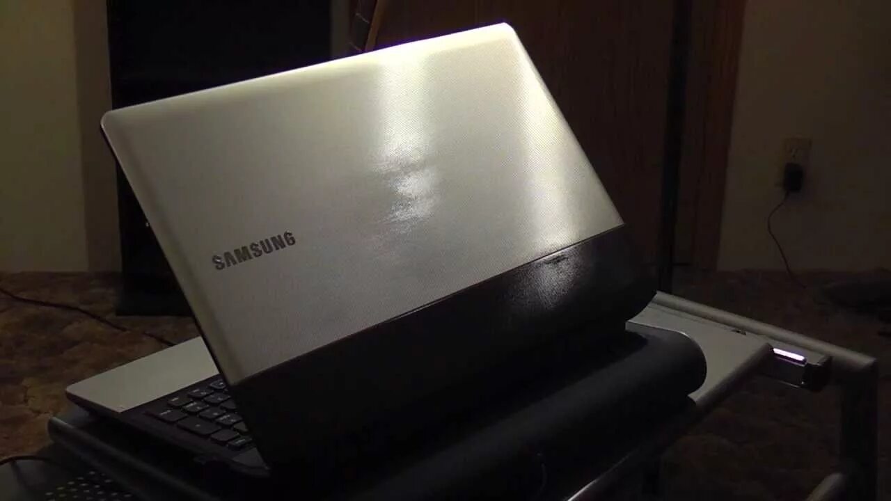 Ноутбук самсунг видит. Ноутбук самсунг 305е5а. Samsung model np305e5a. Ноутбук Samsung 300e Electronic. Ноутбук самсунг np305v5a модели.