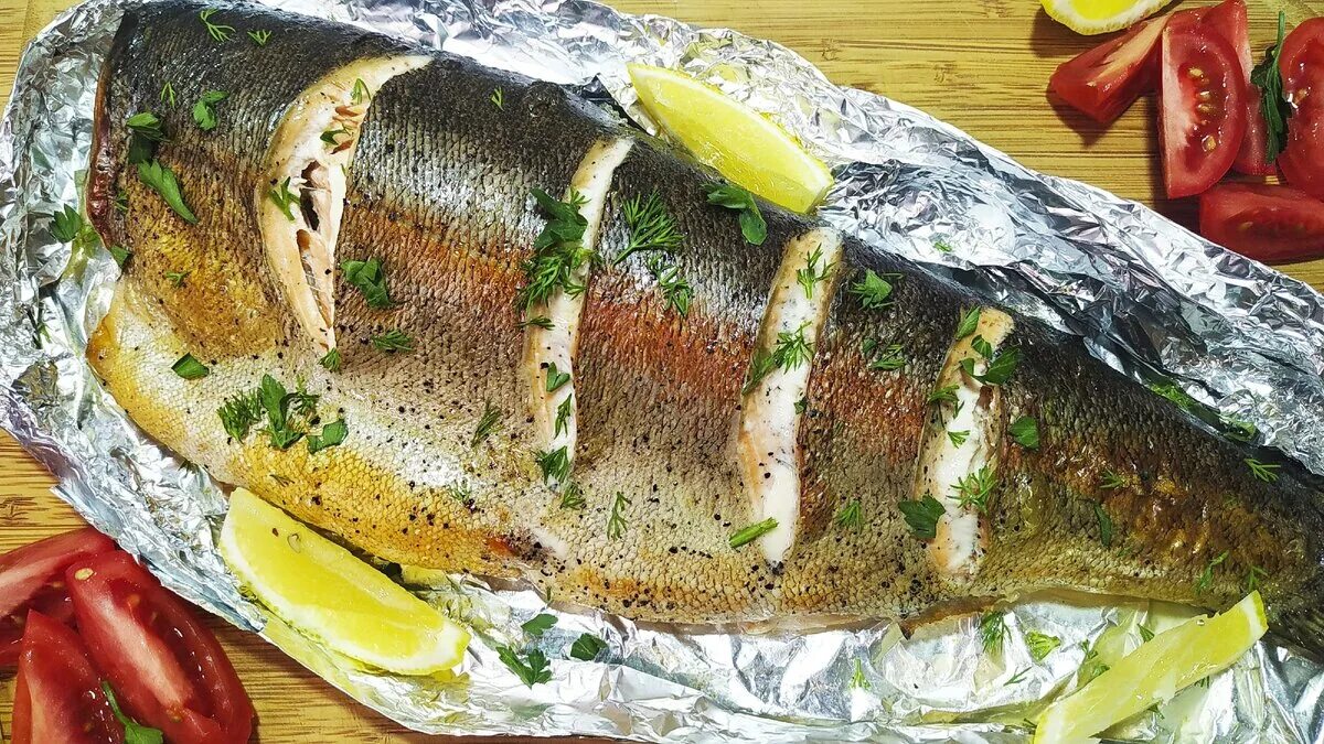 Как вкусно запечь форель целиком в духовке. Форель в духовке целиком. форель запеченная в духовке целиком. рыба форель в духовке. форель запеченная целиком.
