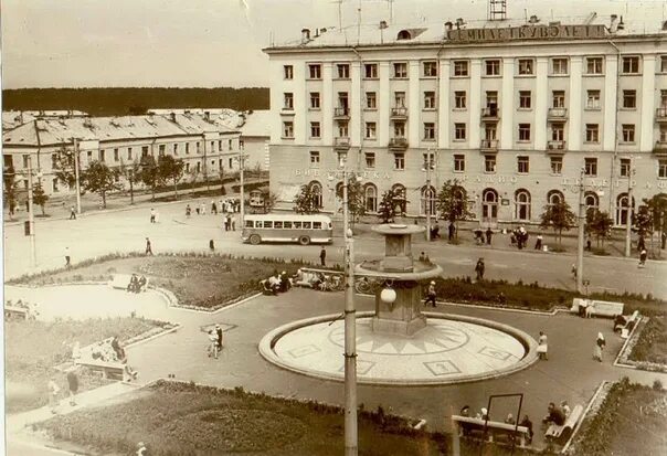 Площадь горького каменск уральский. Фонтан каменск-уральский площадь горького. фонтан на площади горького в каменске-уральском. каменск-уральский площади горького 1960. новый фонтан каменск уральский.