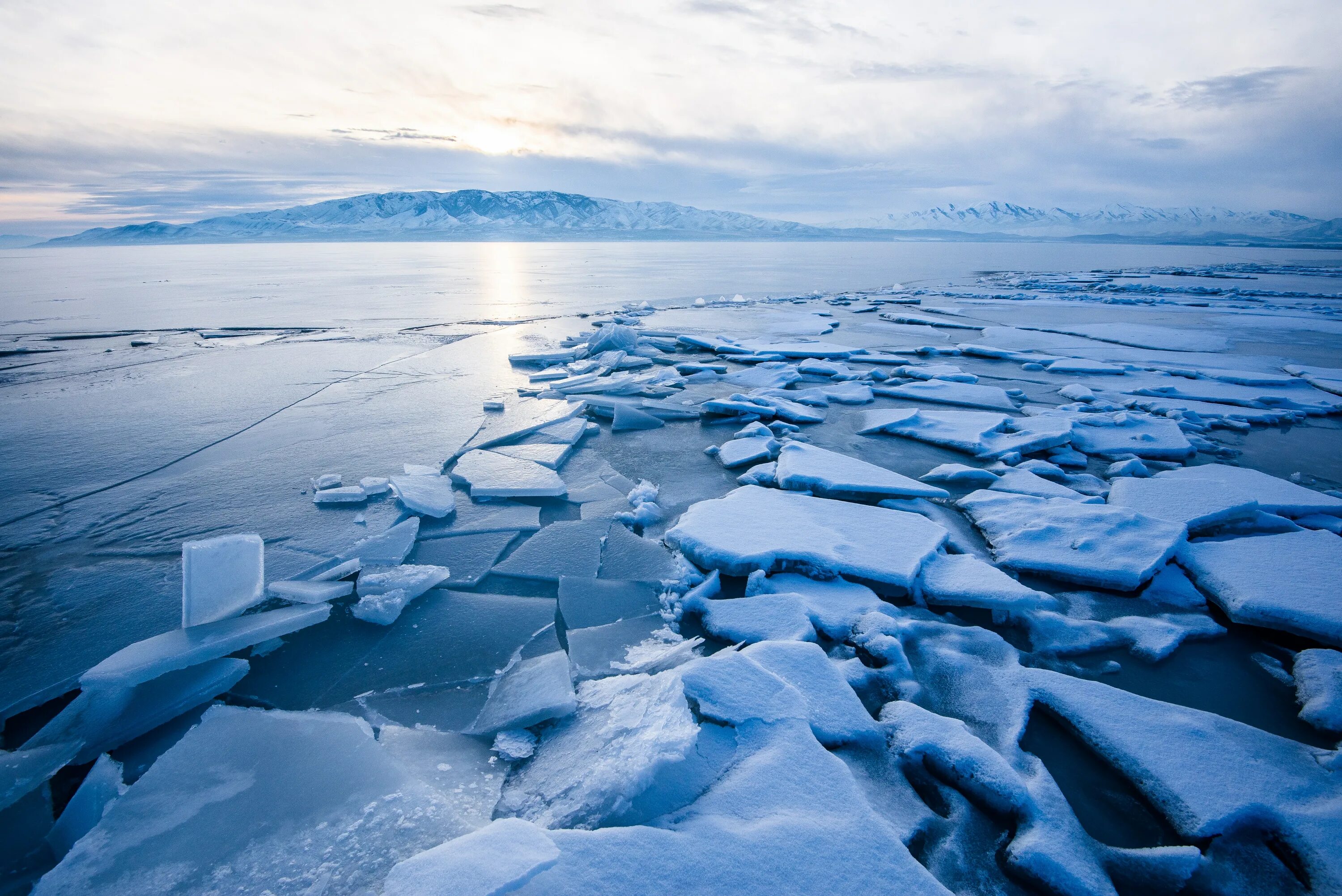 Замерзает вода в реках. Айс Лейкс. Ледяной пейзаж. Байкал зимой. Замерзшее озеро.