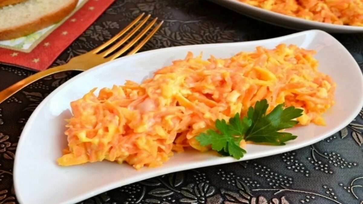 Салат из моркови. Салат морковь с сыром. Морковный салат с чесноком. Салат морковь с сыром. Салат из моркови с чесноком.
