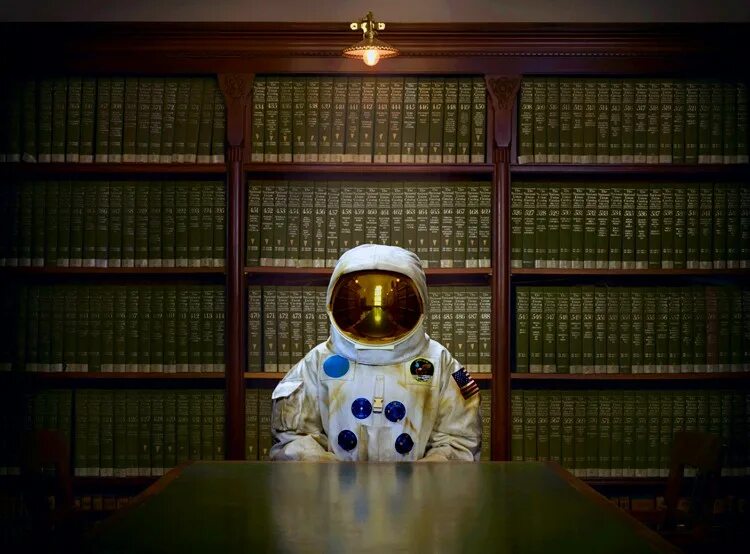 Про космос в библиотеке. Космонавт с книжкой. Чтение космос. Библиотека в космосе. Книга космос.