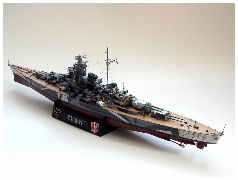 Ямато 1 350 тамия. Линкор севастополь звезда 1/350. Бисмарк линкор 1/350 трумпетер. Icm konig 1/350. Линкор севастополь модель звезда.