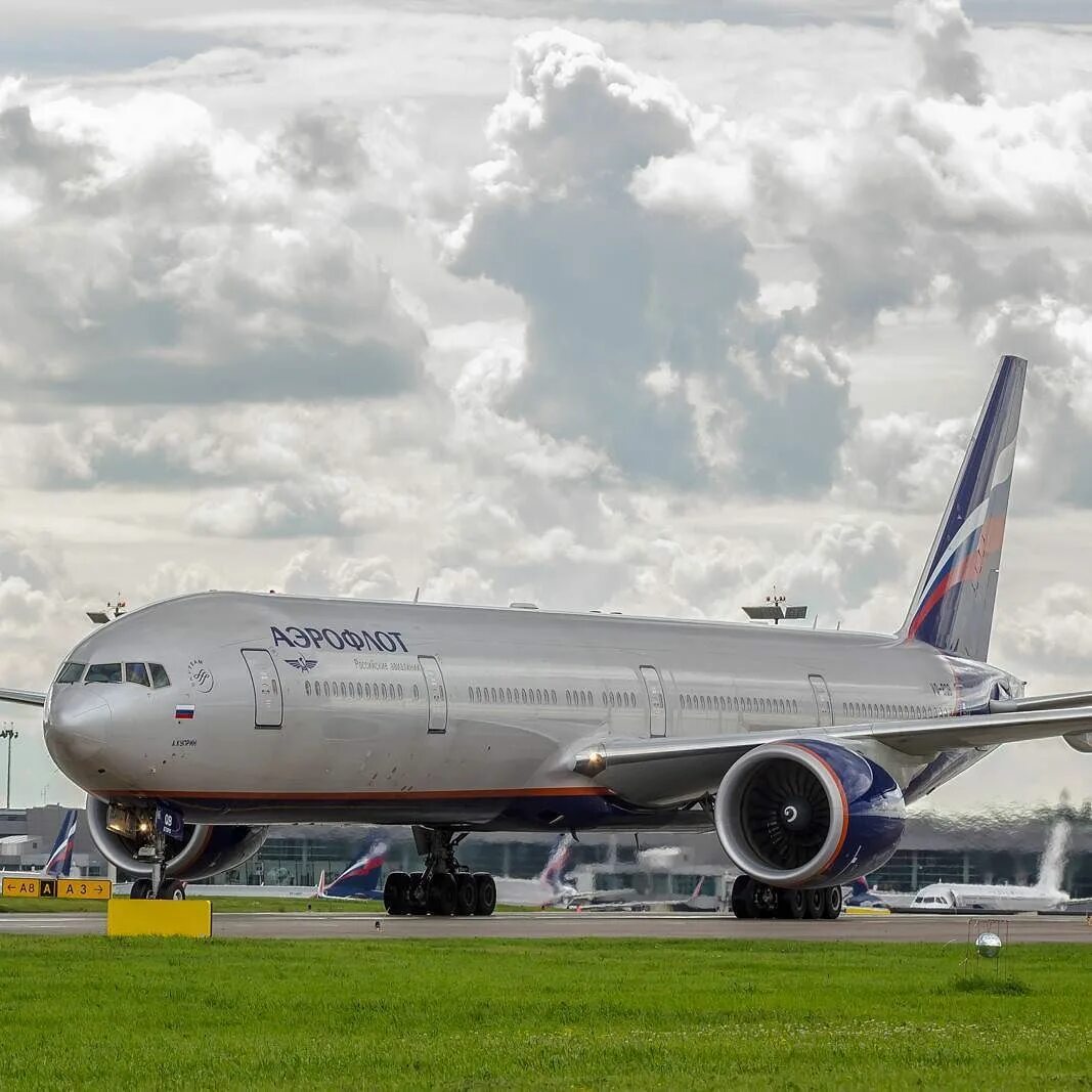 Aeroflot boeing. Боинг 777 Аэрофлот. Самолёт Boeing 777-300. Боинг 777аэрофлот аер 300. Самолет Боинг 777 авиакомпании Аэрофлот.