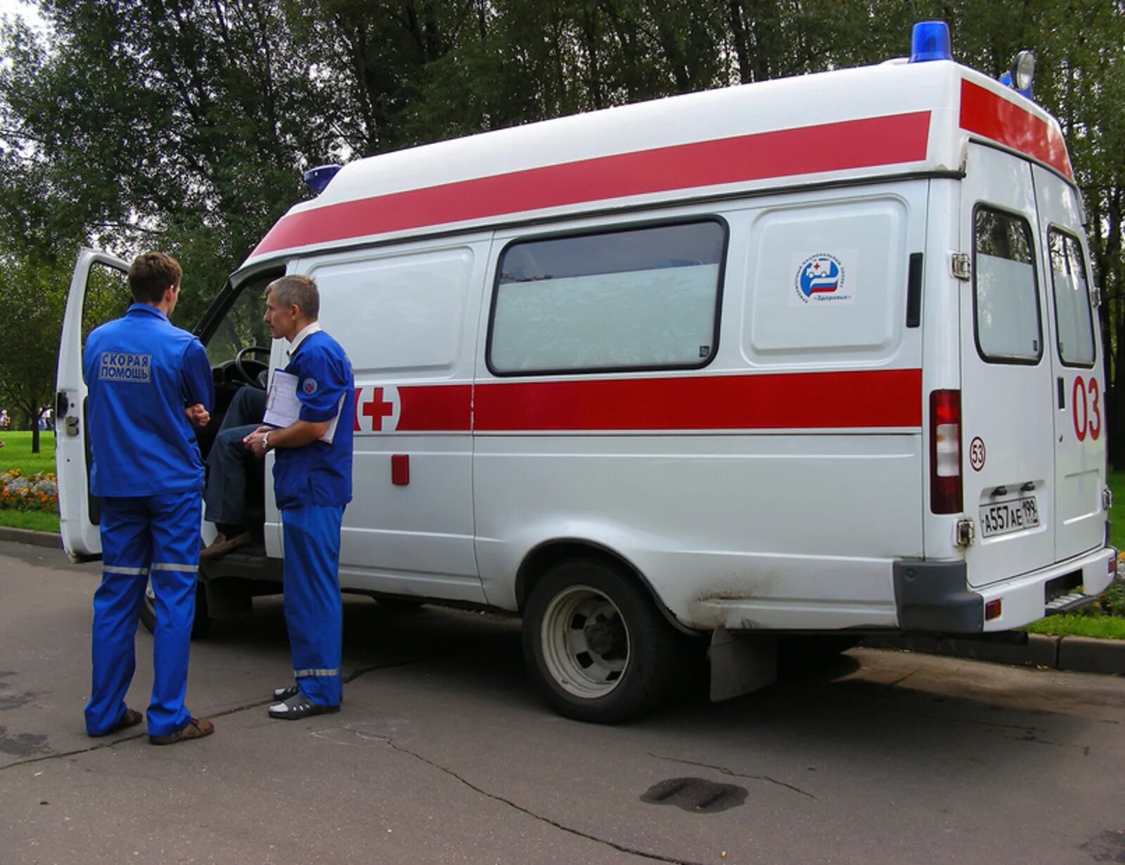 Скоро помочь. Доктор скорой помощи. Водитель автомобиля скорой. Машина скорой помощи врачи. Врачи и скорая машина.