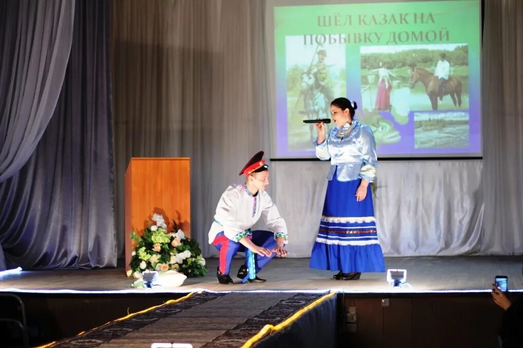 Шёл казак на побывку. Шел Козак на побывку. Шёл казак на побывку домой. Казак на побывку домой. Шел казак на побывку слова песни домой