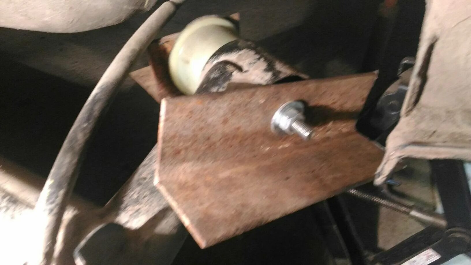 Сайлентблок задней балки логан 1. Съёмник сайлентблоков задней балки логан. Съёмник для сайлентблоков задней балки рено логан-2. Замена задних сайлентблоков логан. Замена задних сайлентблоков логан.