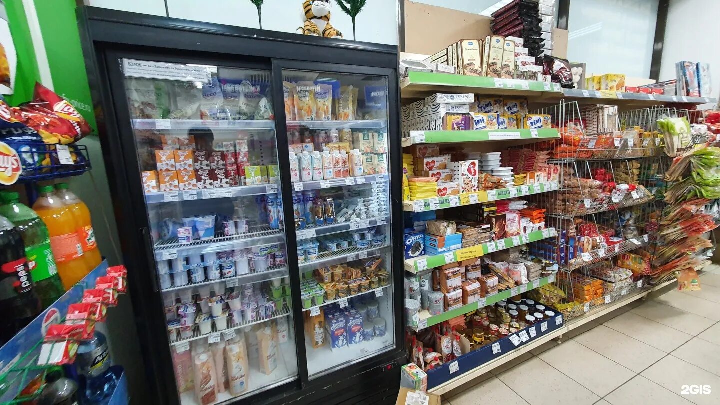 Витрина с техникой. Вилючинск магазины. Маленький магазин продуктов. Магазин 18 екатеринбург. Декабристов 16/18 б.