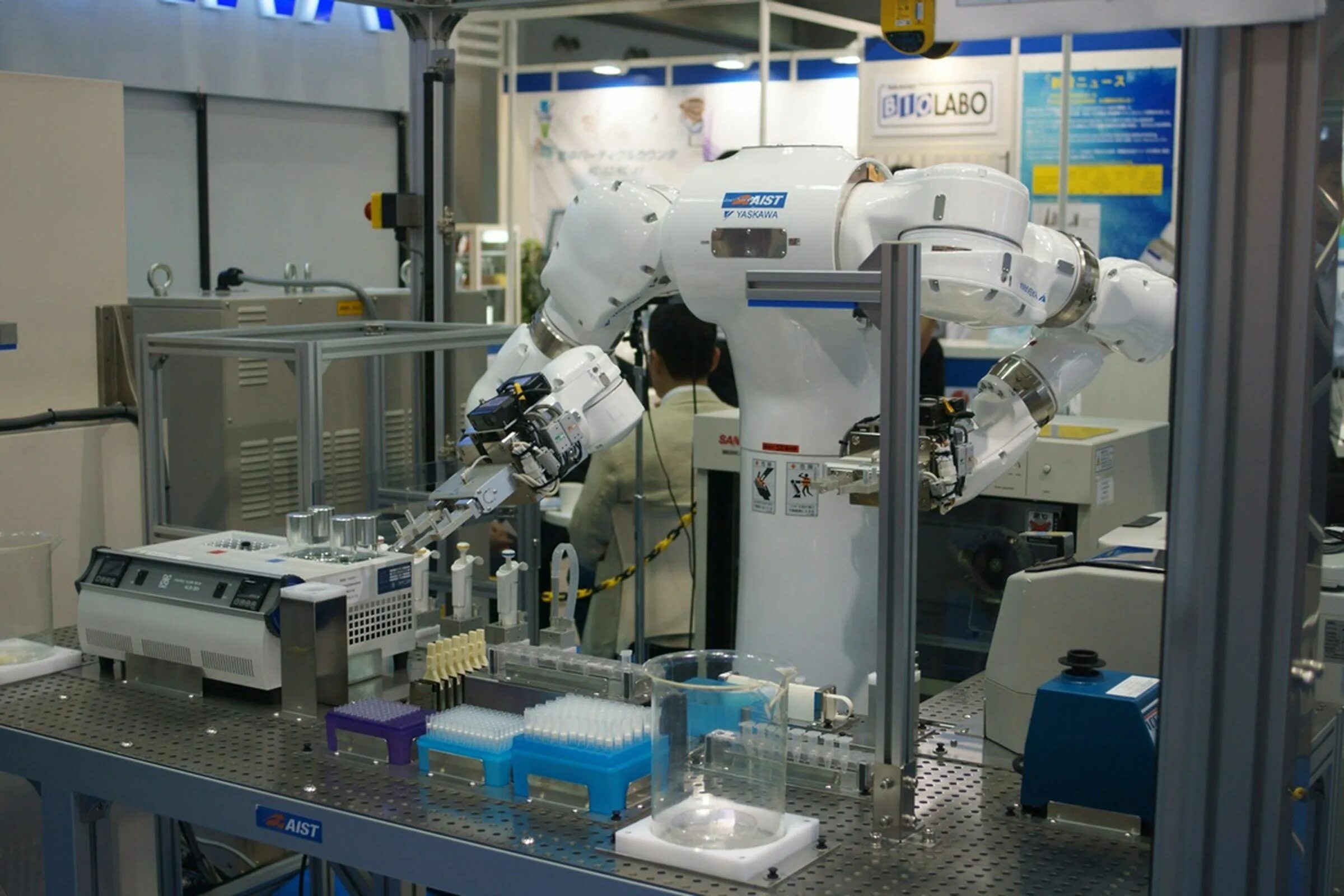 Первые созданные искусственные интеллекты. Медицинские роботы. Роботы манипуляторы в химической промышленности. Промышленные роботы в медицине. Роботизированная лаборатория.