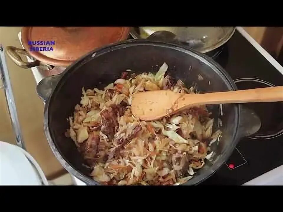 Капуста в казане на костре. Тушеная капуста в казане на костре. Тушеная капуста в казане. Бикус. Тушеная капуста в казане на костре.
