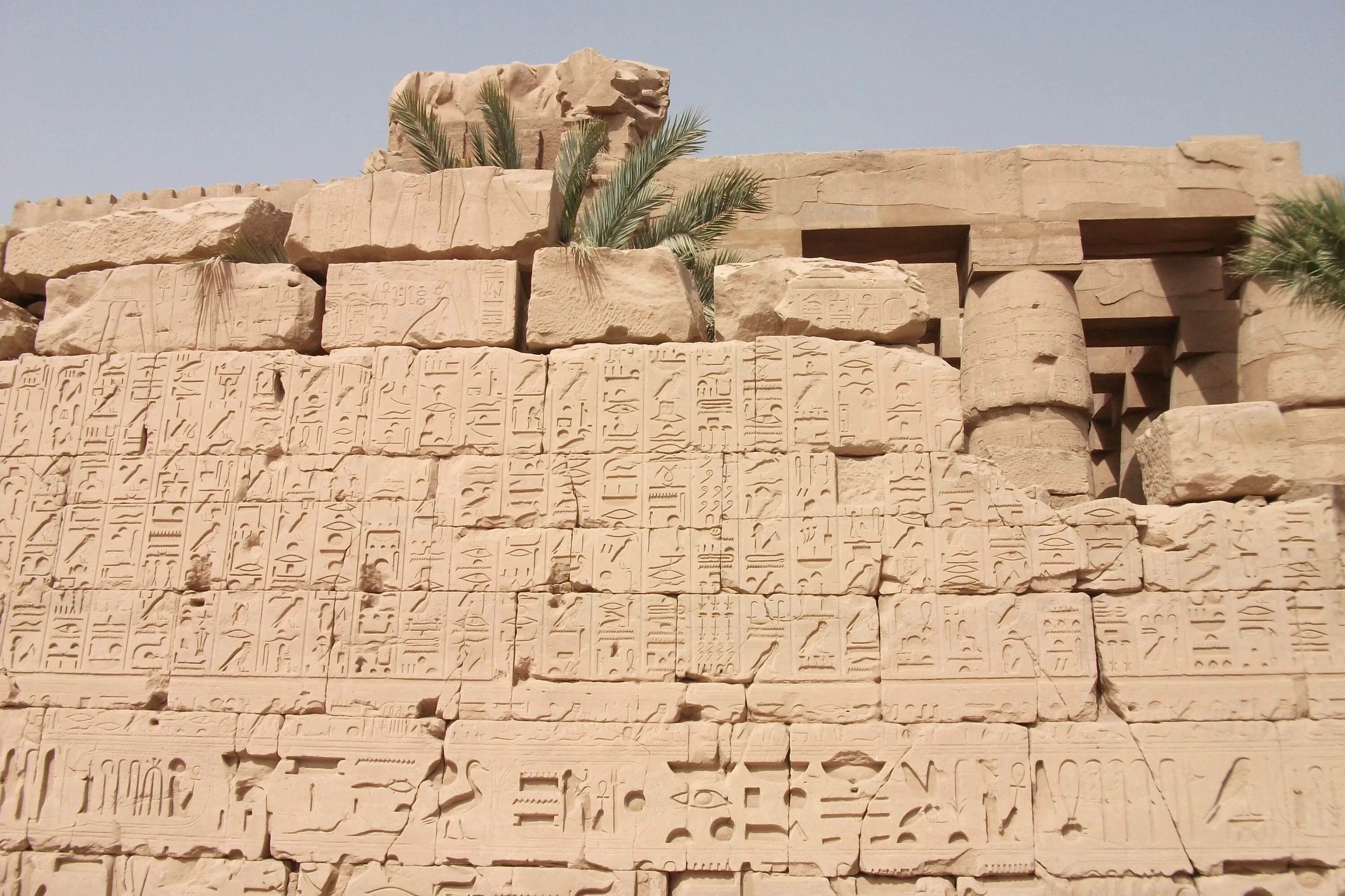 Надпись в Египте фараон фараон на пирамидах. Луксор храм иероглифы. Египет Луксор иероглифы. Письмена Египет пирамиды.