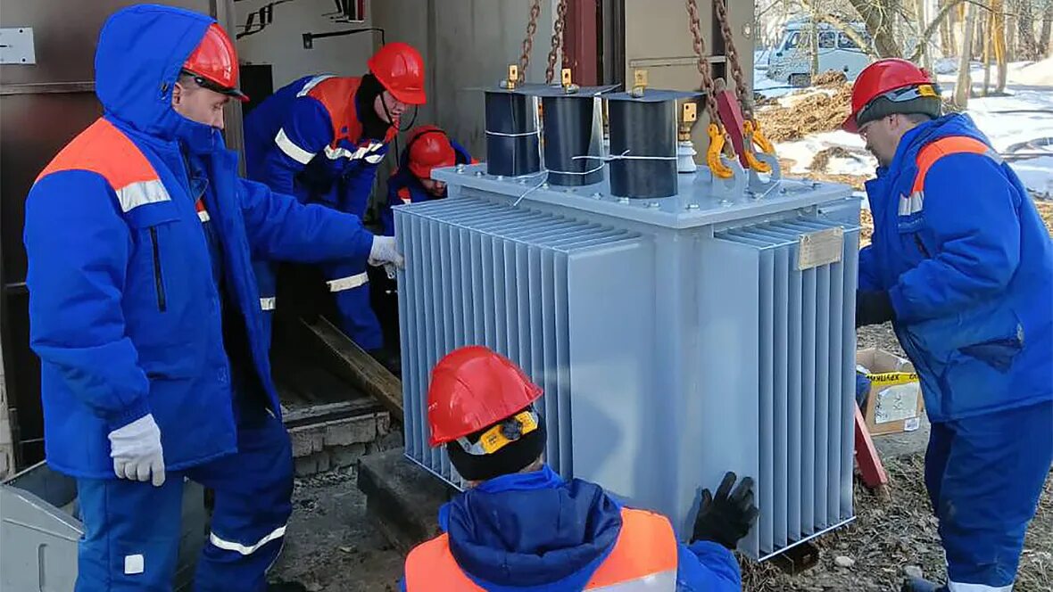 Заменили трансформатор. Трансформатор на подстанции. защитный кожух силового трансформатора. подстанция с сухими трансформаторами. строительство подстанции.