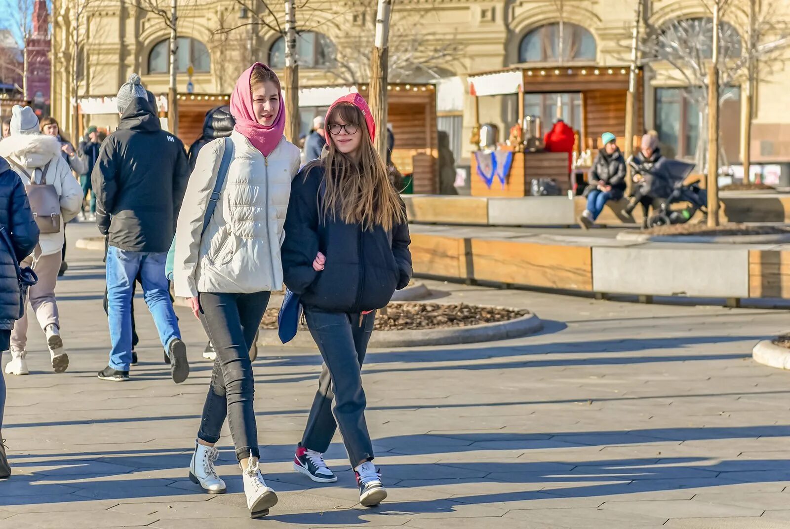 Одеться на 13 градусов. Как одеваются в Москве. Как одеваются в Питере. В Москве потеплеет до 20. Как одеться в калининград в марте