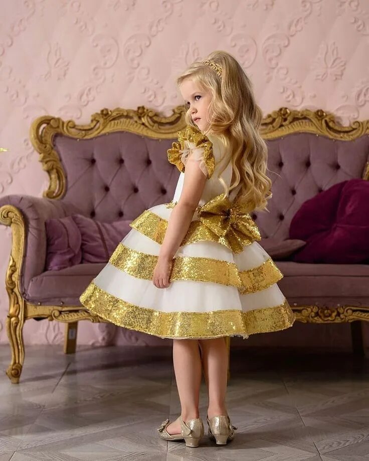 Дети gold. Золотое платье для девочки. Золотистое платье для девочки. Платья для маленьких модниц. Платья в золотом цвете для девочки.