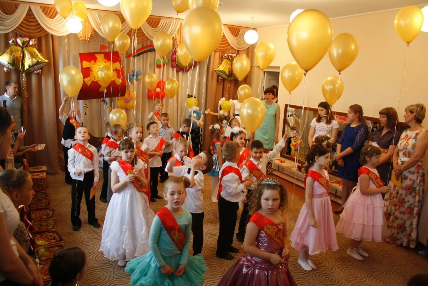 Выпускной в саду корабль детства. Танец с корабликами на выпускной в детском саду. Выпускной в ДОУ корабль детства. МБДОУ солнышко.