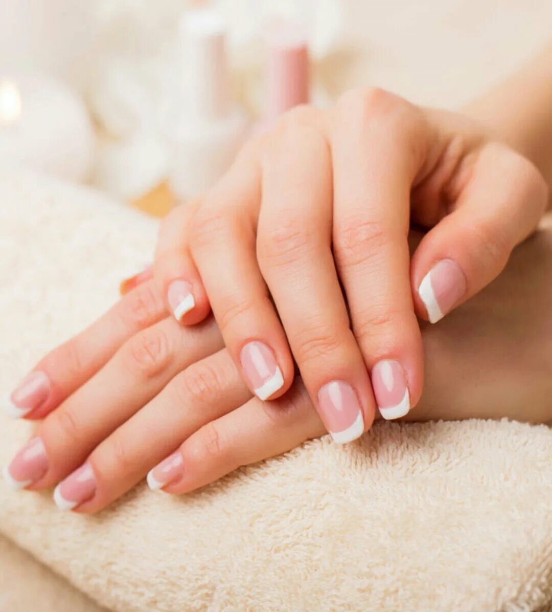 здоровые ухоженные ногти. как сделать ухоженные ногти. классический маникюр без покрытия. рука с маникюром. как сделать ухоженные ногти.