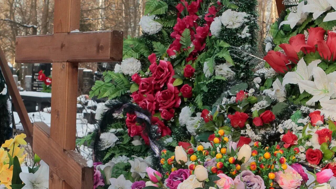 Крещение традиции и обычаи праздника. Кладбище зима. С праздником крещения. Могила анны утонувшей в проруби. Крещение господне купание в проруби.