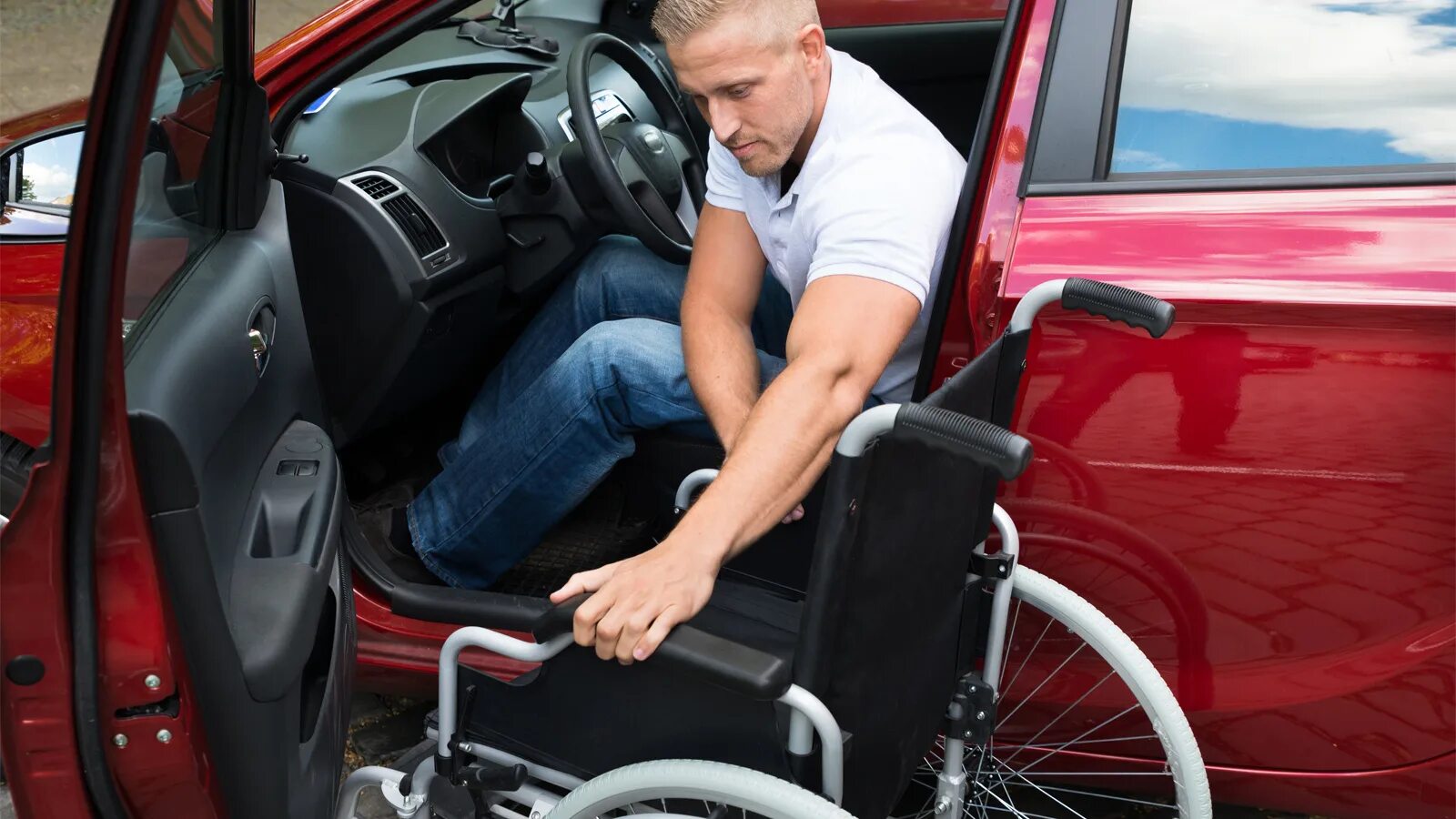 Водитель без опыта обучение. Автомобиль для инвалидов. Машина для инвалидов колясочников. Машины для инвалидов без ног. Машина для человека с инвалидностью.