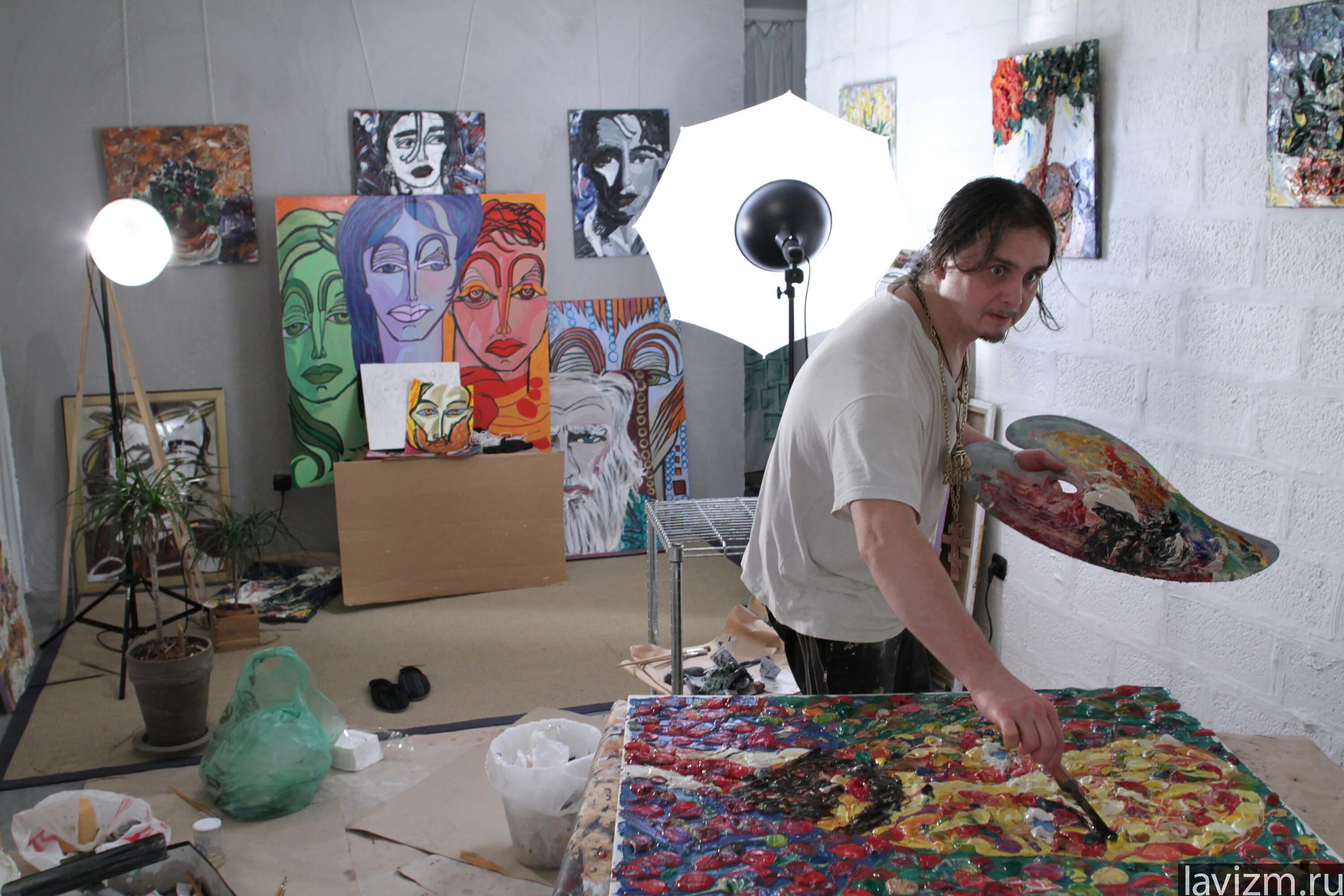 Сколько зарабатывают художники в россии за месяц. Художник рисует. Сколько работает художник. Где работают художники. Роман резницкий картины.