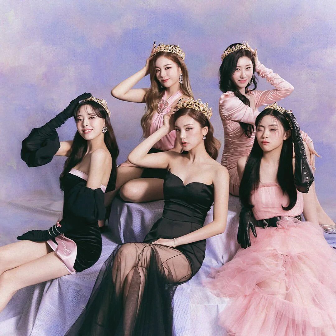 Itzy album. Группа itzy. itzy sneakers album. itzy корона. jyp группы.