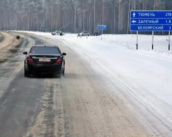 Федеральная трасса Екатеринбург Тюмень. Дорога в Тюмень зимой. Дорога по трассе зимой. Машина на зимней дороге.