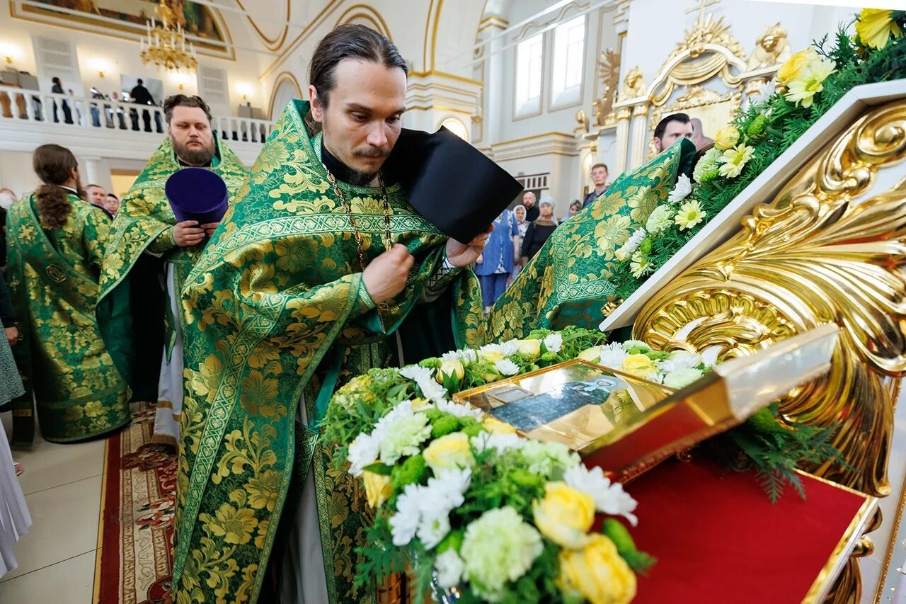 Мощь матрона московская в чебоксарах. Мощи блаженной Матроны Московской. Ковчег с частицей мощей Матроны Московской. Ковчег мощей Матроны Московской. Храм с мощами Матроны в Москве.