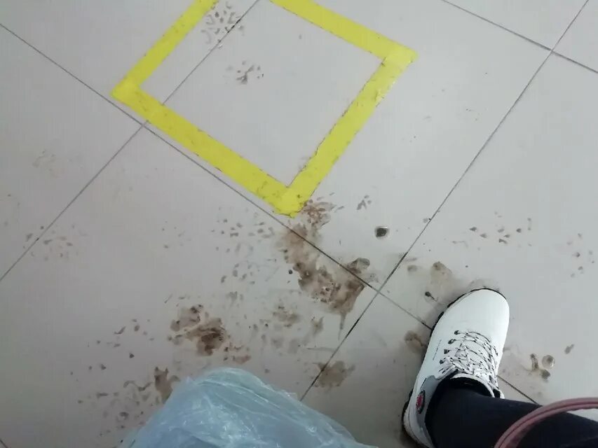 Dirty floor. Грязный пол. Грязный пол в школе. Невымытый пол. Грязный пол в магазине.