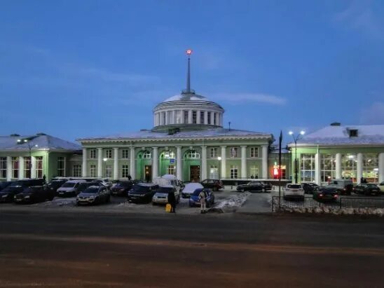Работа вокзал мурманск. Железнодорожный вокзал Мурманск. Привокзальная площадь Мурманск. Мурманск Вокзальная площадь. ЖД вокзал Мурманск 2022.