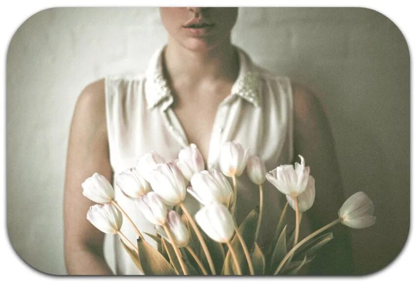 Женщина с букетом тюльпанов. Девушка с тюльпанами. Девушка с белыми тюльпанами. Фотосессия с тюльпанами. Фотосессия с букетом тюльпанов.