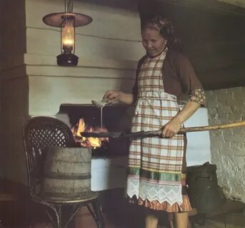 Худая женщина стоявшая у печи