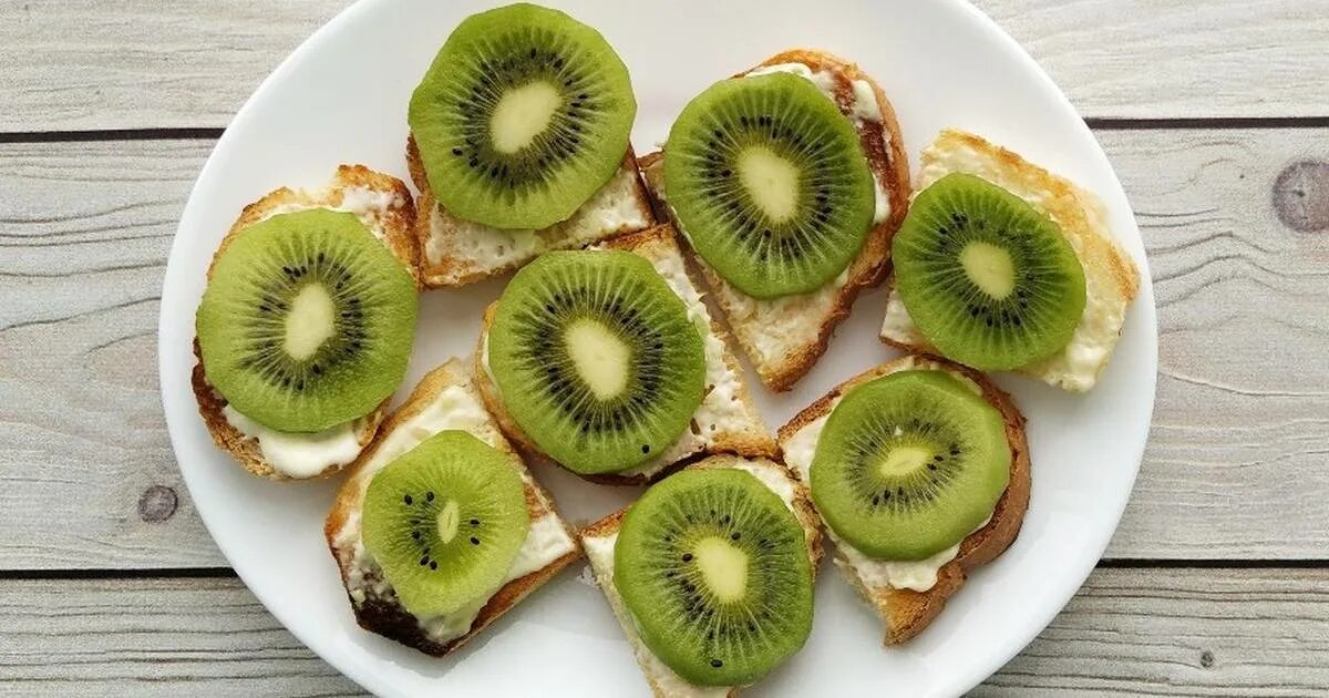 бутерброды с киви на праздничный. закуска из киви. как сделать бутерброды с киви. бутерброды с киви. закуска с киви.