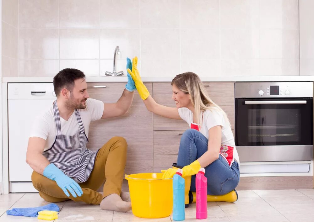 Сильно помогает. Уборка квартир. Уборка дома. Чистота в доме. Мужчина и женщина убираются.