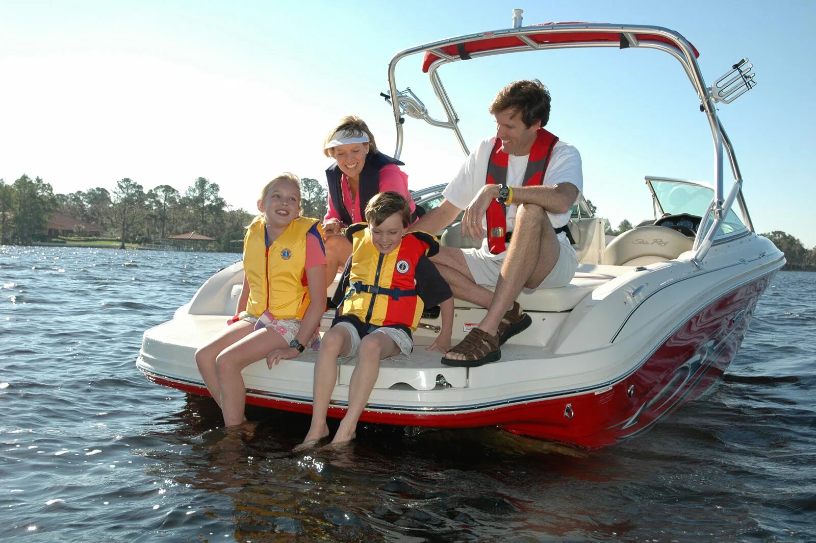 Группа туристов отправляется на лодке. Прогулка на катере. Катер прогулочный. Катание на моторной лодке. Семейный катер для отдыха.