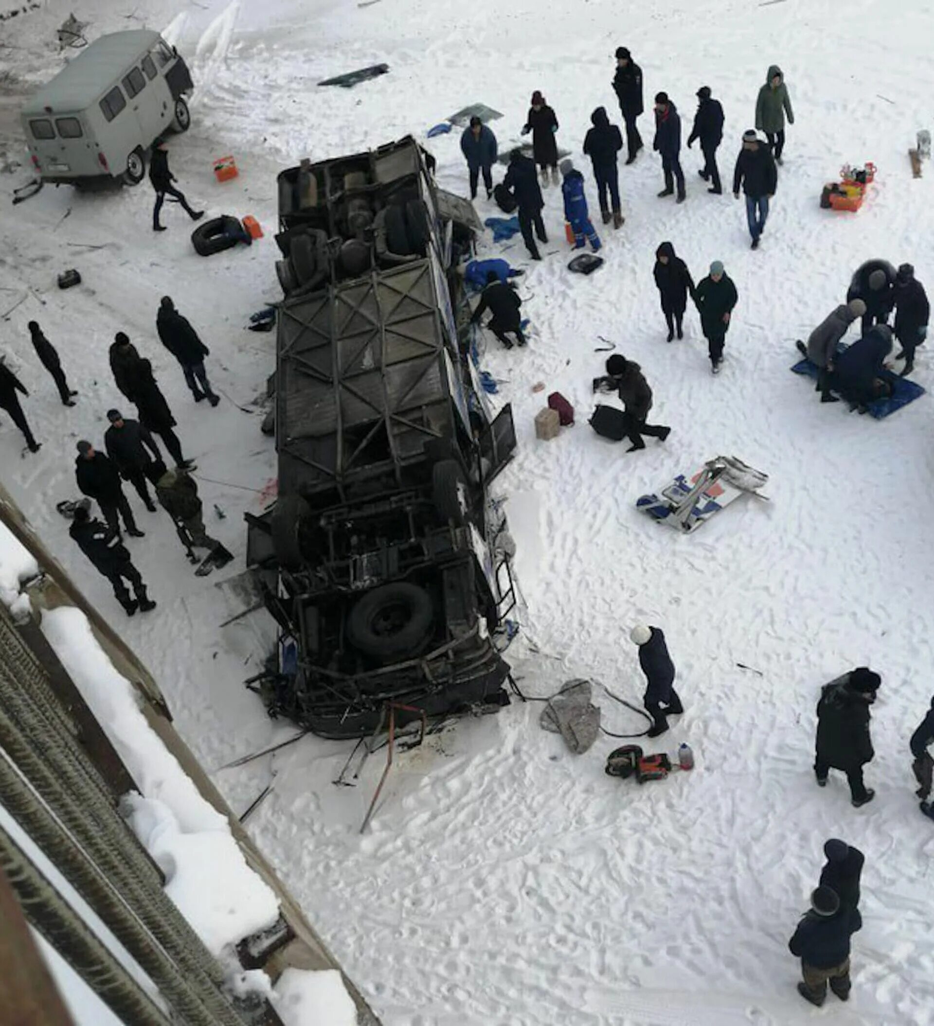 Список погибших в автобусе. Автобус упал с моста в Забайкалье. Автобус на мосту.