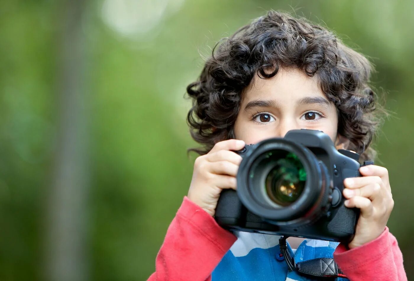 Фотокружок. Фотоаппарат для детей. Ребенок с фотиком. Ребенок фотограф. Ребенок фотографирует.