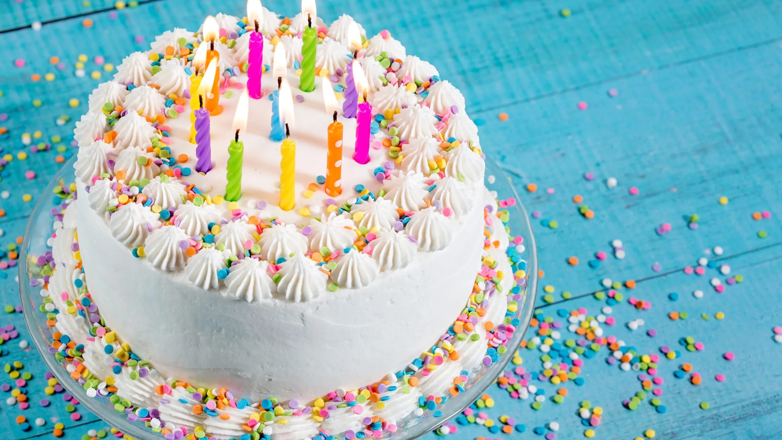 A birthday. Тортик с днем рождения. Красивые тортики на день рождения. Торт со свечками. Свечи для торта.