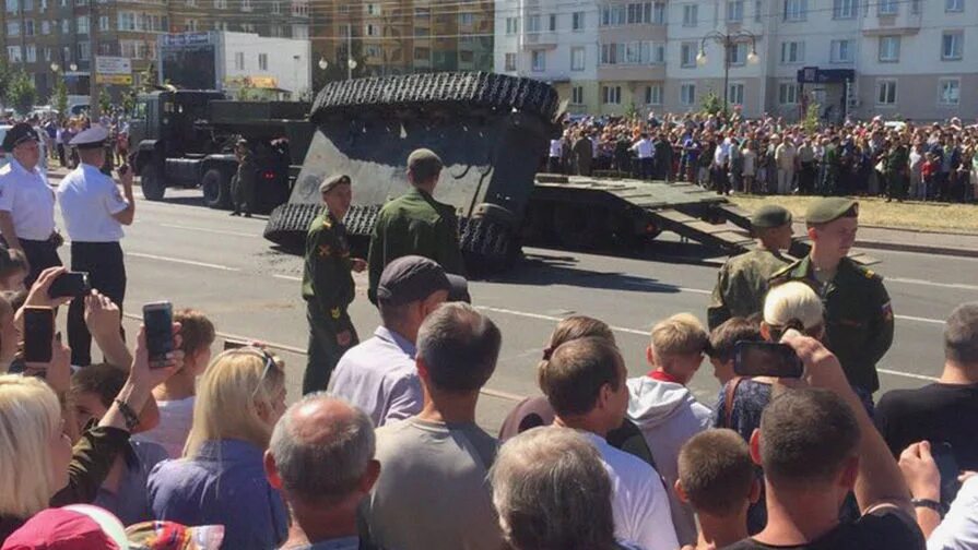 В курске на параде перевернулся танк. Танк перевернулся. В курске на параде перевернулся танк. Новости танки в курске. Курск т 34 упал.