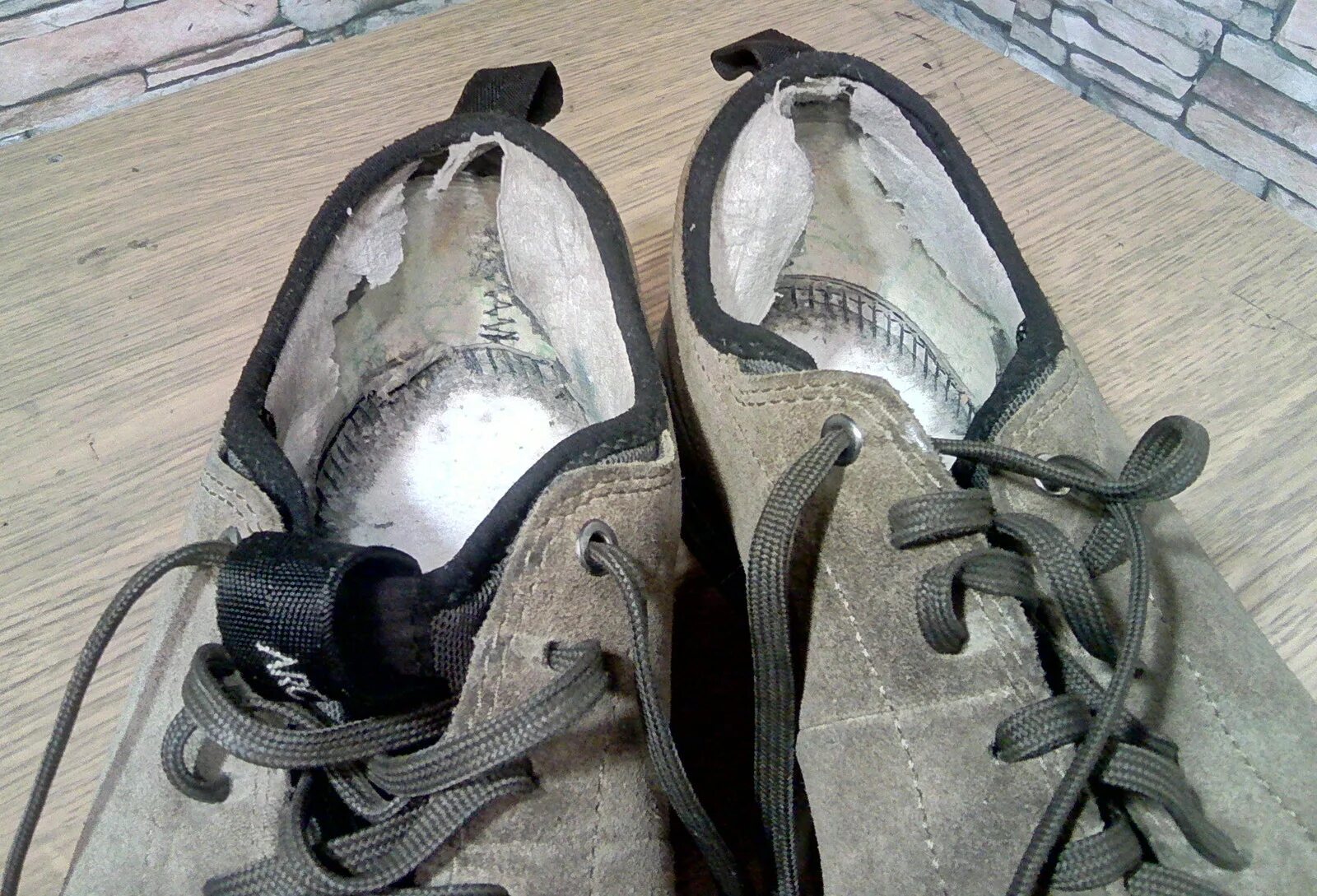 Обувь ремонте кроссовки. Задник кроссовок. Кроссовки с задником. Починить задник у кроссовок. Кроссовки протерлись задники.