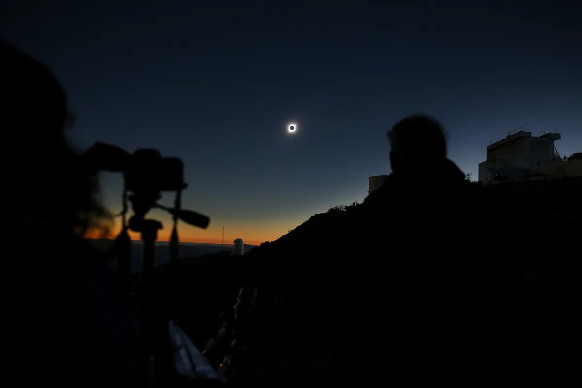солнечное затмение в аргентине. солнечное затмение 2 июля 2019 года. солнечное затмение. полное затмение солнца из космоса. красивое затмение на море.