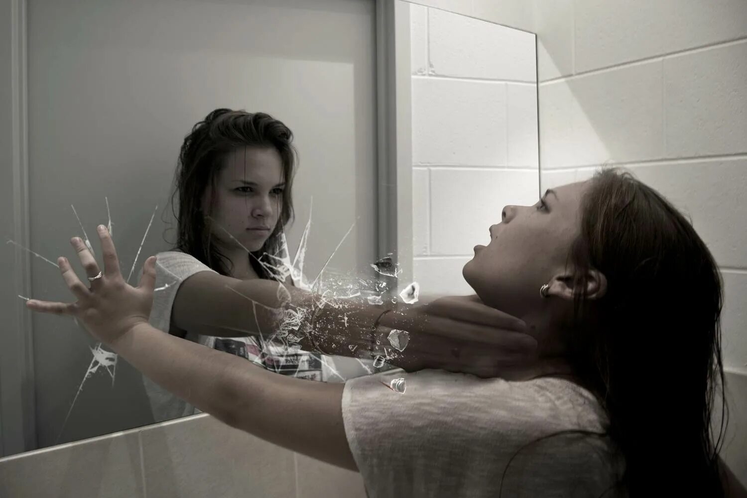 Отражение в зеркале. Человек отражается в зеркале. Девушка в отражении. Человек в разбитом зеркале. Разбитые отражения фф