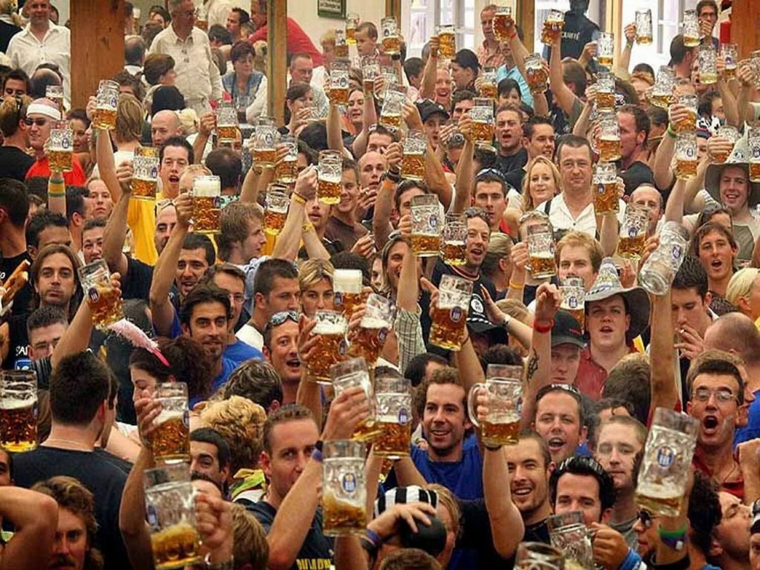 Алкашонок. Толпа с пивом. Много людей с пивом. С днем рождения пиво.