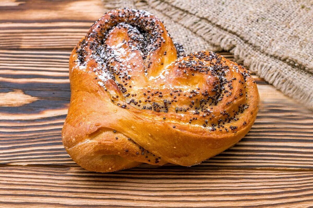 Булочка перевод. Булочка. плюшка с маком. булка сладкая. аппетитные булочки.