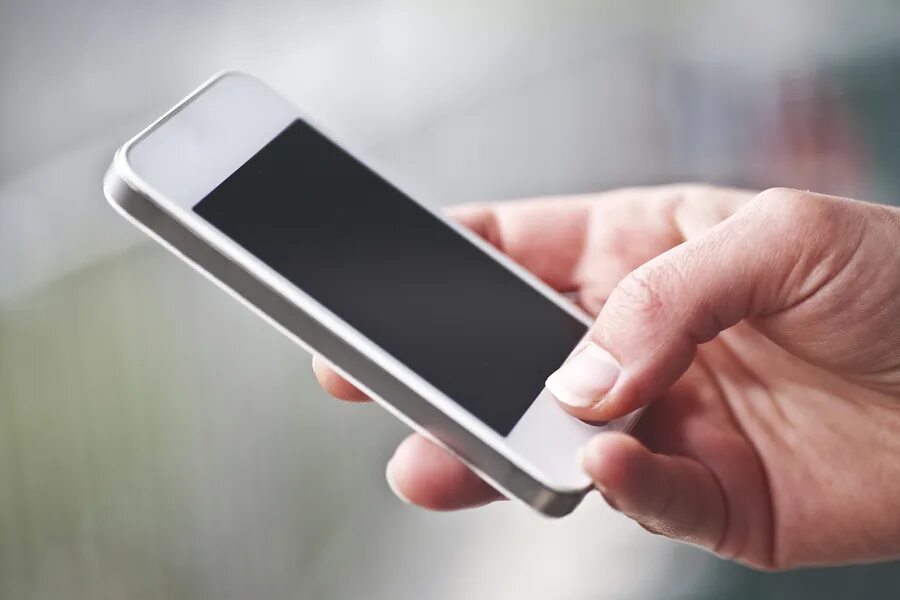 Смартфон как он работает. Рука держит айфон. smartphone. женщина держит айфон. продлить жизнь смартфону.