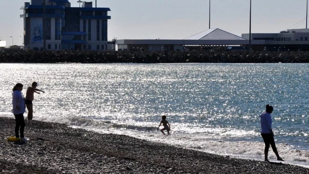 Сочи под воду. Пляж Ривьера Сочи. Вода в Сочи. Сочи вода в море сейчас. Черная вода Сочи.