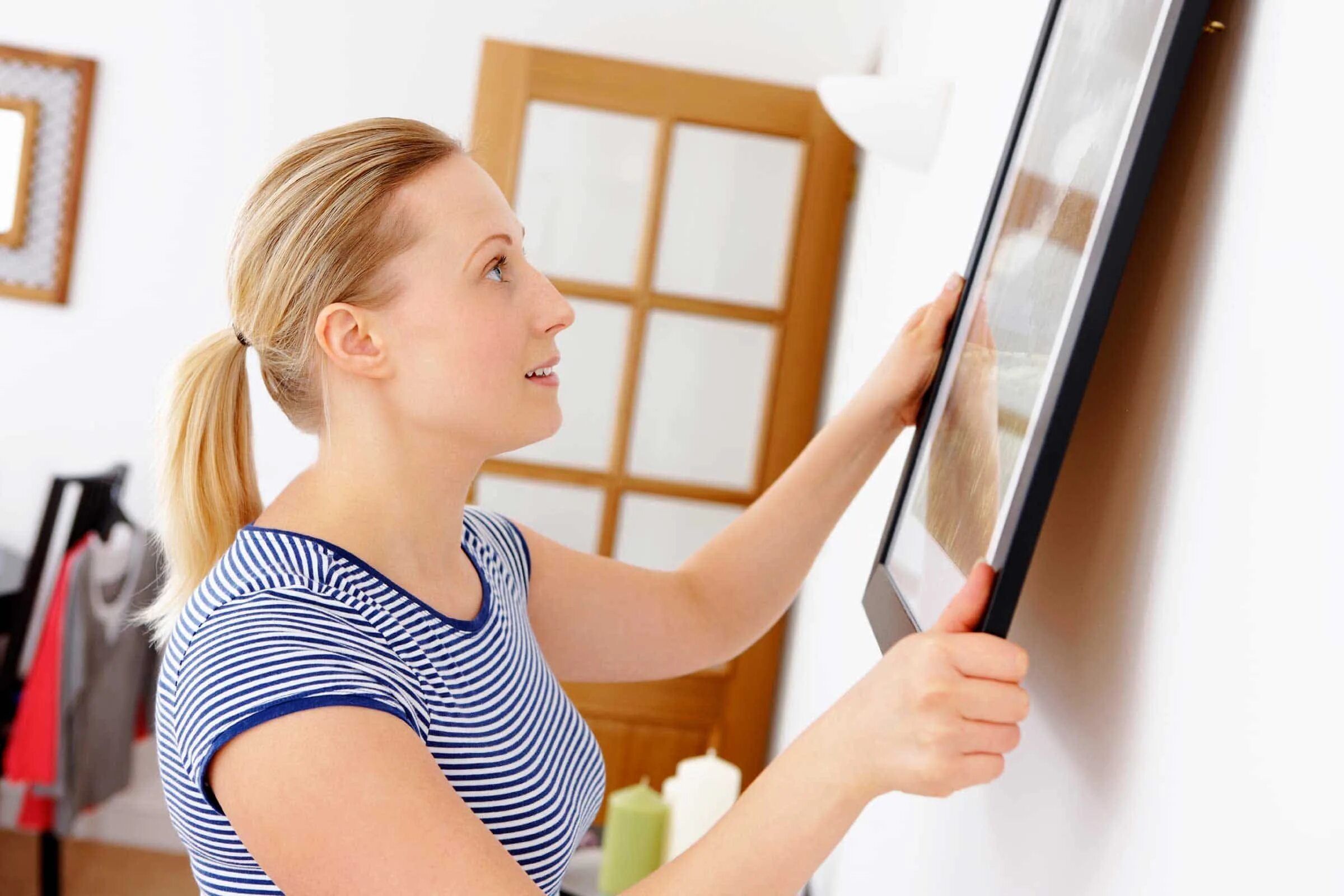 Мужчина вешает картину на стену. To hang. Картина белая кирпичная стена. Hang picture. How to hang a mirror.