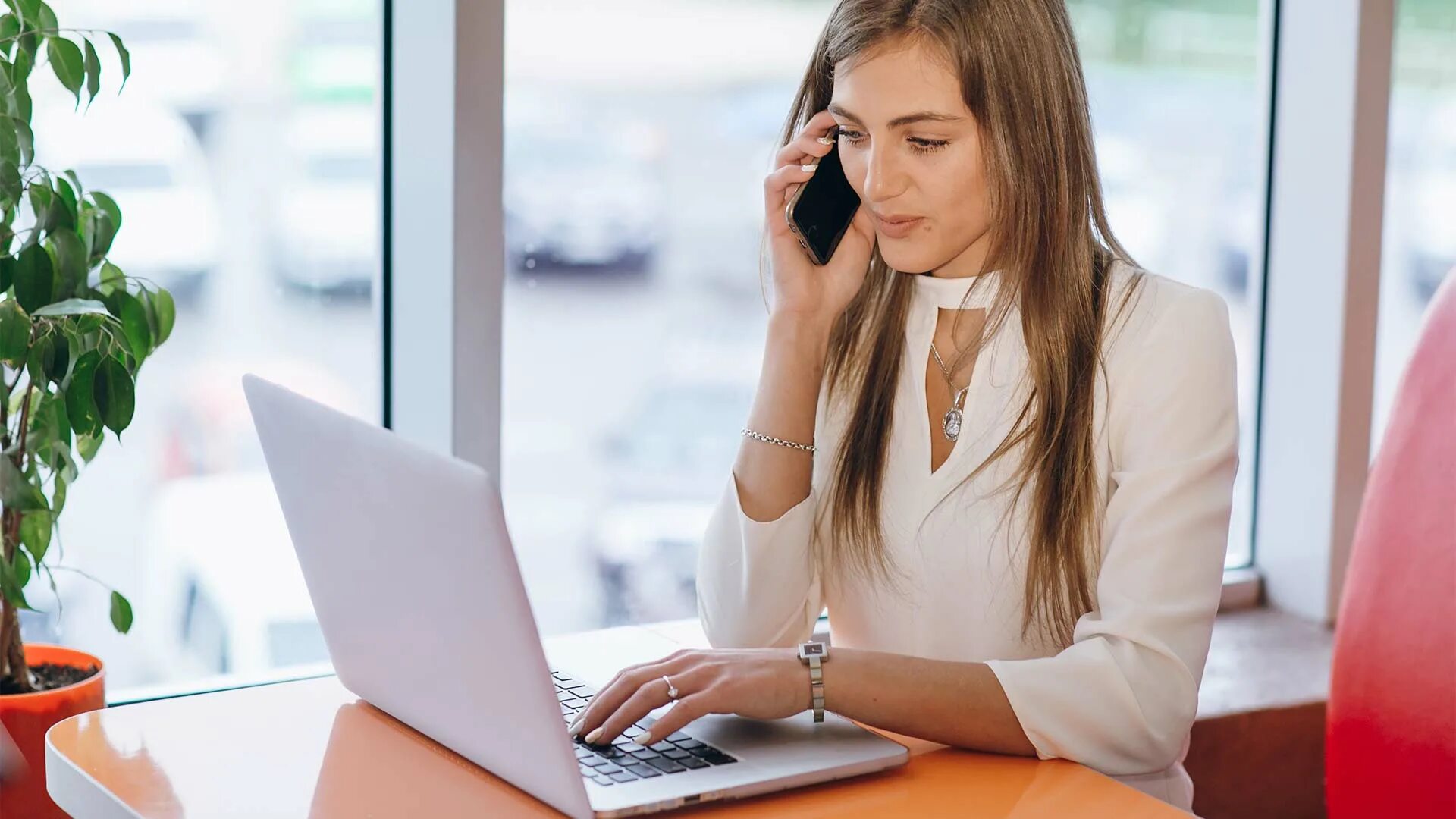 Девушка с ноутбуком в офисе. Интернет помощник работа. Женщина в офисе за компьютером. Руки и компьютер. Ассистент это простыми словами.