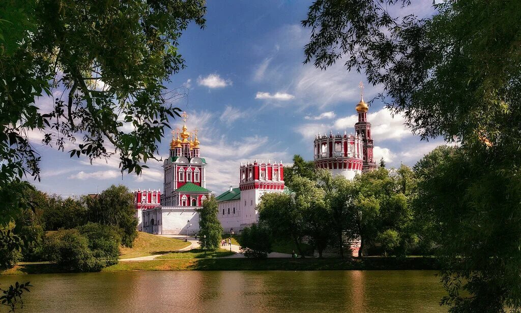 Новодевичий спб расписание. Новодевичий монастырь в Москве. Колокольня Новодевичьего монастыря в Петербурге. Новодевичий монастырский комплекс. Новодевичий монастырь в Москве 2019.